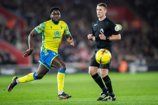 Nottingham Ormanı 'ndan Orel Mangala # 5 Premier League maçı sırasında Southampton Nottingham Ormanı' na karşı St Mary Stadyumu, Southampton, İngiltere, 4 Ocak 202