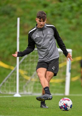 Plymouth Argyle defans oyuncusu Finley Craske (36), 5 Ocak 202 'de Plymouth Argyle antrenman sahasında Plymouth Argyle antrenmanı sırasında topu aldı.