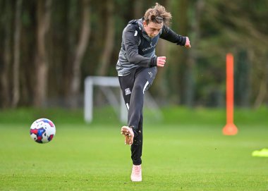 Plymouth Argyle orta saha oyuncusu Callum Wright (26), 5 Ocak 202 'de Plymouth Argyle antrenman sahasında Plymouth Argyle Antrenmanı sırasında çekim yaptı.