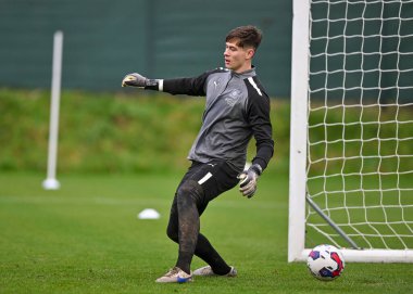 Plymouth Argyle kalecisi Michael Cooper (1), 5 Ocak 202 'de Plymouth Argyle antrenman sahasında Plymouth Argyle antrenmanı sırasında serbest vuruşla yenildi.