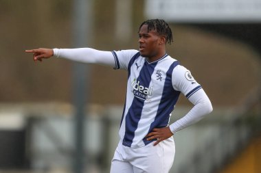 West Bromwich Albion 'dan Reyes Cleary takım arkadaşlarına 5 Ocak 202' de Keys Park, Hednesford, İngiltere 'de oynanan Premier League Cup maçında West Bromwich Albion - Middlesbrough U23 maçı sırasında talimat veriyor.