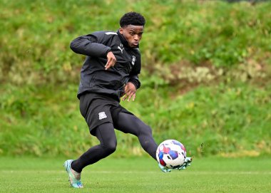 Plymouth Argyle tam geri Bali Mumba (17), Plymouth Argyle Eğitim Sahası, Plymouth Argyle, İngiltere, 5 Ocak 202 'de yapılan Plymouth Argyle Antrenmanı sırasında topu geçti.