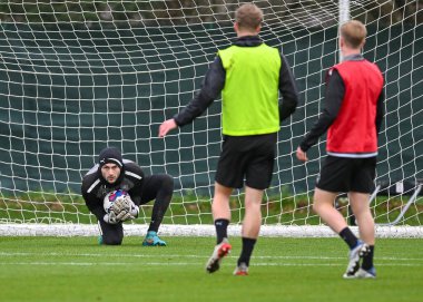 Plymouth Argyle kalecisi Callum Burton (25), 5 Ocak 202 'de Plymouth Argyle antrenman sahasında Plymouth Argyle antrenmanı sırasında kurtarıyor.