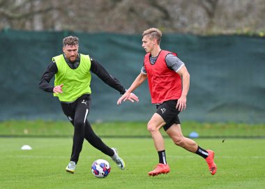 Plymouth Argyle defans oyuncusu Dan Scarr (6), Plymouth Argyle antrenman sahasında Plymouth Argyle (23) forvet oyuncusu Ben Waine 'i (23) savundu.