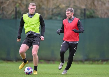 Plymouth Argyle orta saha oyuncusu Sam Cosgrove (16) ve Plymouth Argyle orta saha oyuncusu Danny Mayor (10), Plymouth Argyle antrenman oturumunda Plymouth Argyle, Plymouth, İngiltere, 5 Ocak 202 'de top için mücadele etti.