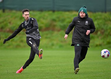 Plymouth Argyle forveti Ryan Hardie (9), Plymouth Argyle Müdür Yardımcısı Mark Hughes 'u geçiyor ve Plymouth Argyle Eğitim Sahası' nda 5 Ocak 202 'de çekim yapıyor.