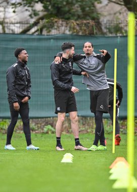 Plymouth Argyle tam geri Bali Mumba (17) Plymouth Argyle orta saha oyuncusu Finn Azaz (18) ve Plymouth Argyle defans oyuncusu Nigel Lonwijk (21) Plymouth Argyle antrenmanı sırasında Plymouth Argyle antrenman sahasında, Plymouth Argyle, İngiltere, 5.