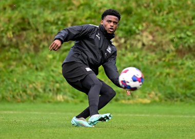 Plymouth Argyle tam geri Bali Mumba (17), Plymouth Argyle Eğitim Sahası, Plymouth Argyle, İngiltere, 5 Ocak 202 'de yapılan Plymouth Argyle Antrenmanı sırasında topu geçti.