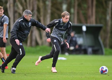 Plymouth Argyle orta saha oyuncusu Callum Wright (26), Plymouth Argyle teknik direktörü Steven Schumacher 'ı geçti ve 5 Ocak 202' de Plymouth Argyle antrenman sahasında çekim yaptı.