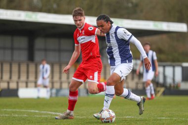 West Bromwich Albion takımından Rico Richards, 5 Ocak 202 'de Keys Park, Hednesford, Birleşik Krallık' ta oynanan Premier Lig Kupası maçında topla koşuyor.