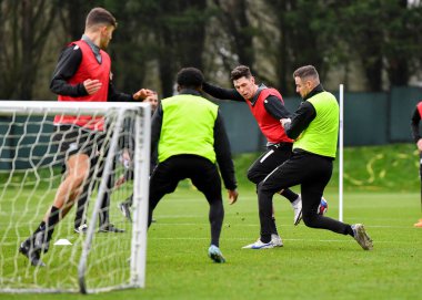Plymouth Argyle defans oyuncusu James Bolton (2) ve Plymouth Argyle defans oyuncusu Macaulay Gillesphey (3), Plymouth Argyle antrenman sahasında 5 Ocak 202 'de Plymouth Argyle antrenmanı sırasında top için mücadele ettiler.