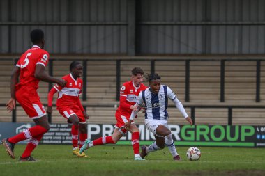 West Bromwich Albion 'dan Reyes Cleary 5 Ocak 202' de Keys Park, Hednesford, İngiltere 'de oynanan Premier League Cup maçı sırasında topla koşuyor.