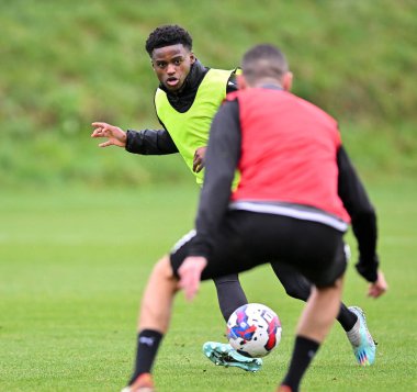 Plymouth Argyle tam geri Bali Mumba (17), 5 Ocak 202 'de Plymouth Argyle Eğitim Alanı' nda yapılan Plymouth Argyle Antrenmanı sırasında pas attı.