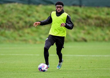 Plymouth Argyle tam geri Bali Mumba (17), 5 Ocak 202 'de Plymouth Argyle antrenman sahasında Plymouth Argyle antrenmanı sırasında pas arıyor.