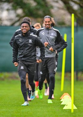 Plymouth Argyle tam geri Bali Mumba (17) ve Plymouth Argyle defans oyuncusu Nigel Lonwijk (21) Plymouth Argyle Eğitim Sahası, Plymouth Argyle, İngiltere, 5 Ocak 202