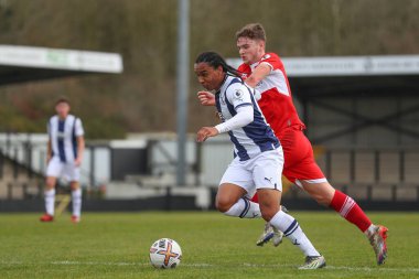 West Bromwich Albion takımından Rico Richards, 5 Ocak 202 'de Keys Park, Hednesford, Birleşik Krallık' ta oynanan Premier Lig Kupası maçında topla koşuyor.