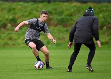 Plymouth Argyle orta saha oyuncusu Adam Randell (20), Plymouth Argyle Müdür Yardımcısı Mark Hughes 'un yanından geçiyor ve Plymouth Argyle Eğitim Sahası' nda 5 Ocak 202 'de çekim yapıyor.