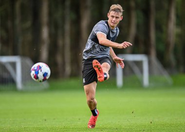 Plymouth Argyle forveti Ben Waine (23), 5 Ocak 202 'de Plymouth Argyle Antrenman Sahası' nda Plymouth Argyle Antrenmanı sırasında çekim yaptı.