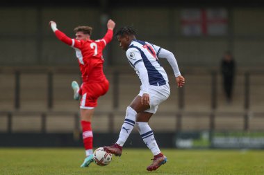 West Bromwich Albion takımından Reyes Cleary 5 Ocak 202 'de Keys Park, Hednesford' da oynanan Premier League Cup maçında topu kontrol ediyor.
