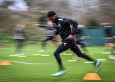 Plymouth Argyle, Plymouth Argyle Eğitim Alanı, Plymouth, İngiltere, 5 Ocak 202 'de yapılan Plymouth Argyle Antrenmanı sırasında Bali Mumba (17) tam geri dönmüştür.