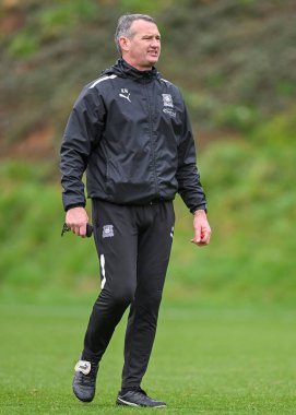 Plymouth Argyle Birinci Takım teknik direktörü Kevin Nancekivell, Plymouth Argyle Antrenman Sahası, Plymouth Argyle Antrenman Sahası, İngiltere, 5 Ocak 202 'de düzenlenen Plymouth Argyle Antrenmanı sırasında işaret ederek el hareketi ve bağırışlar yaptı.