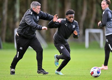Plymouth Argyle tam geri Bali Mumba (17), Plymouth Argyle teknik direktörü Steven Schumacher 'ın yanından geçiyor ve Plymouth Argyle Eğitim Sahası' nda 5 Ocak 202 'de çekim yapıyor.