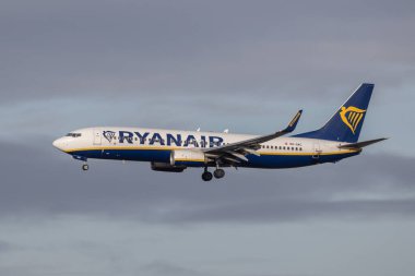 Bir Ryanair Boeing 737-8AS, tatil şirketlerinin covid öncesi seviyelere geri dönmeyi beklediği Cumartesi günü Manchester Havalimanı 'na indi; Manchester Havaalanı, Manchester, Manchester, İngiltere, 6 Ocak 202