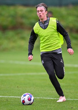 Plymouth Argyle orta saha oyuncusu Callum Wright (26), Plymouth Argyle Antrenman Sahası, Plymouth, İngiltere, 5 Ocak 202 'de yapılan Plymouth Argyle Antrenmanı sırasında topu aldı.