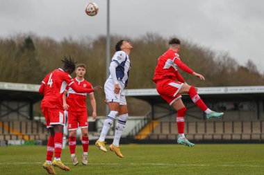 West Bromwich Albion 'dan 34 numaralı Ethan Ingram, 5 Ocak 202' de Keys Park, Hednesford, Birleşik Krallık 'ta oynanan Premier Lig Kupası Batı Bromwich Albion vs Middlesbrough U23 maçında topa liderlik ediyor.