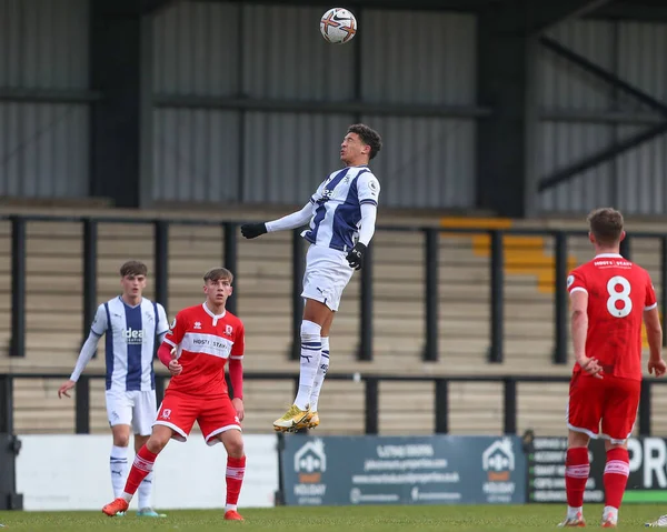 West Bromwich Albion 'dan 34 numaralı Ethan Ingram, 5 Ocak 202' de Keys Park, Hednesford, Birleşik Krallık 'ta oynanan Premier Lig Kupası Batı Bromwich Albion-Middlesbrough U23 maçında topu açık farkla önde götürüyor.