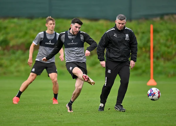 Plymouth Argyle orta saha oyuncusu Finn Azaz (18), 5 Ocak 202 'de Plymouth Argyle antrenman sahasında Plymouth Argyle antrenmanı sırasında bir çekim yaptı.