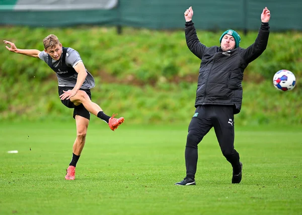 Plymouth Argyle forveti Ben Waine (23), Plymouth Argyle antrenman oturumunda Plymouth Argyle Müdür Yardımcısı Mark Hughes 'un etrafında çekim yaptı.