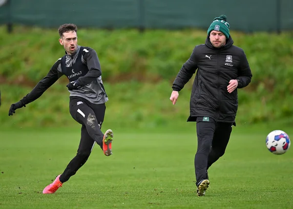 Plymouth Argyle forveti Ryan Hardie (9), Plymouth Argyle Müdür Yardımcısı Mark Hughes 'u geçiyor ve Plymouth Argyle Eğitim Sahası' nda 5 Ocak 202 'de çekim yapıyor.