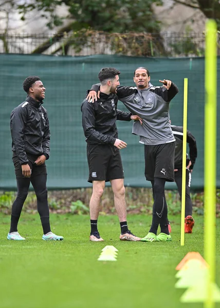 Plymouth Argyle tam geri Bali Mumba (17) Plymouth Argyle orta saha oyuncusu Finn Azaz (18) ve Plymouth Argyle defans oyuncusu Nigel Lonwijk (21) Plymouth Argyle antrenmanı sırasında Plymouth Argyle antrenman sahasında, Plymouth Argyle, İngiltere, 5.