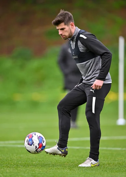 Plymouth Argyle orta saha oyuncusu Joe Edwards (8), 5 Ocak 202 'de Plymouth Argyle antrenman sahasında topu kontrol ediyor.