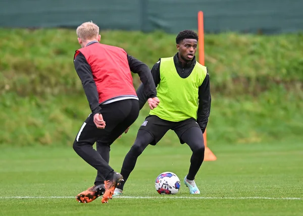 Plymouth Argyle tam geri Bali Mumba (17), 5 Ocak 202 'de Plymouth Argyle antrenman sahasında Plymouth Argyle antrenmanı sırasında pas arıyor.