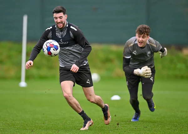 Plymouth Argyle orta saha oyuncusu Finn Azaz (18), 5 Ocak 202 'de Plymouth Argyle antrenman sahasında topu Adam Parkes' tan koruyor.