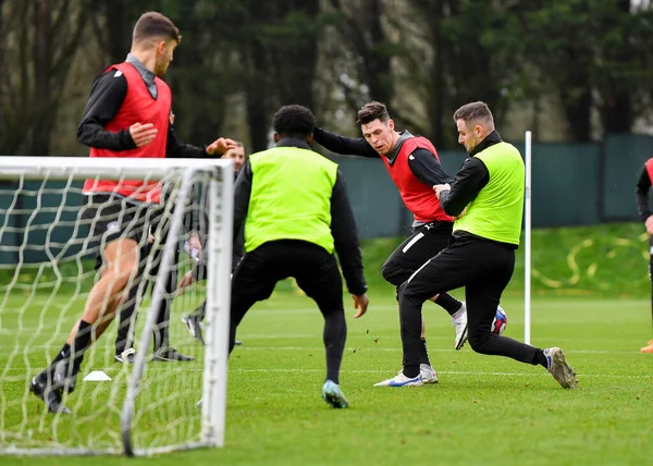Plymouth Argyle defans oyuncusu James Bolton (2) ve Plymouth Argyle defans oyuncusu Macaulay Gillesphey (3), Plymouth Argyle antrenman sahasında 5 Ocak 202 'de Plymouth Argyle antrenmanı sırasında top için mücadele ettiler.