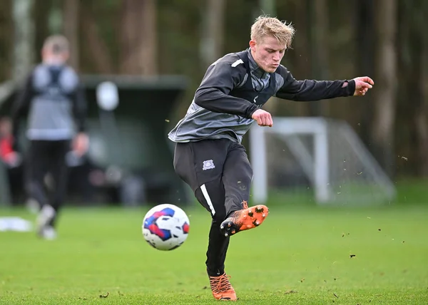 Plymouth Argyle defans oyuncusu Saxon Earley (24), 5 Ocak 202 'de Plymouth Argyle antrenman sahasında Plymouth Argyle antrenmanı sırasında çekim yaptı.