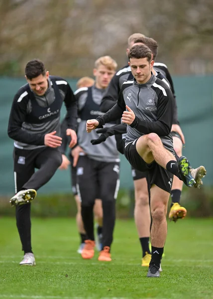 Plymouth Argyle orta saha oyuncusu Adam Randell (20), 5 Ocak 202 'de Plymouth Argyle antrenman sahasında Plymouth Argyle antrenmanı sırasında ısındı.