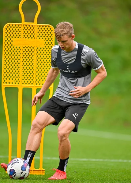 Plymouth Argyle, Plymouth Argyle Antrenman Alanı 'nda yapılan Plymouth Argyle Antrenmanı sırasında topu ileri alan Ben Waine (23), 5 Ocak 202