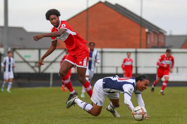 West Bromwich Albion 'dan Rico Richards, 5 Ocak 202' de Keys Park, Hednesford, Birleşik Krallık 'ta oynanan Premier Lig Kupası karşılaşmasında faul yaptı.