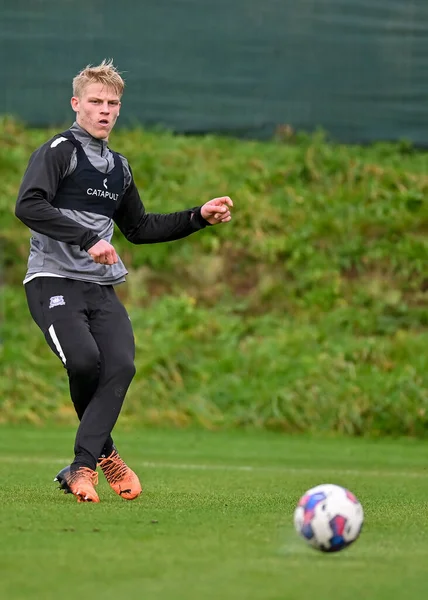 Plymouth Argyle defans oyuncusu Saxon Earley (24), 5 Ocak 202 'de Plymouth Argyle antrenman sahasında Plymouth Argyle antrenmanı sırasında topu geçti.