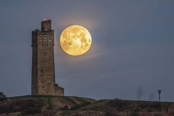 Wolf Moon Sets Victoria Tower Castle Hill Huddersfield West Yorkshire — Fotografie, imagine de stoc