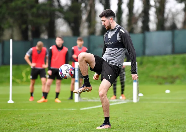 Plymouth Argyle orta saha oyuncusu Finn Azaz (18), Plymouth Argyle antrenmanı sırasında Plymouth Argyle antrenman sahasında, Plymouth, İngiltere, 5 Ocak 202