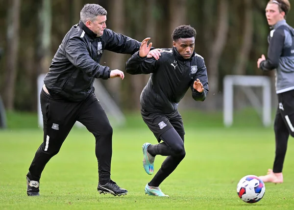 Plymouth Argyle tam geri Bali Mumba (17), Plymouth Argyle teknik direktörü Steven Schumacher 'ın yanından geçiyor ve Plymouth Argyle Eğitim Sahası' nda 5 Ocak 202 'de çekim yapıyor.