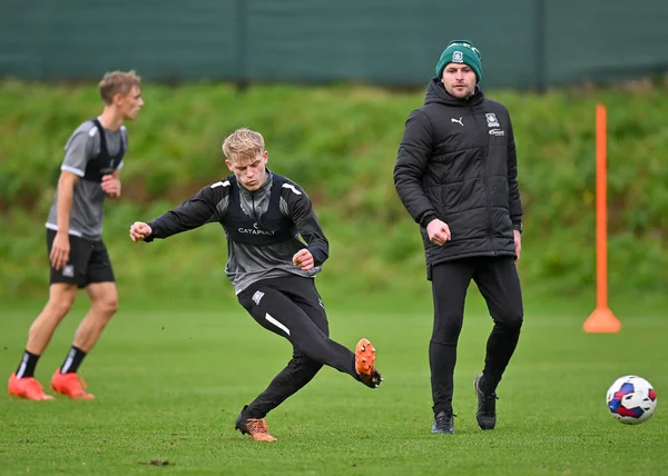 Plymouth Argyle defans oyuncusu Saxon Earley (24), 5 Ocak 202 'de Plymouth Argyle antrenman sahasında Plymouth Argyle antrenmanı sırasında çekim yaptı.