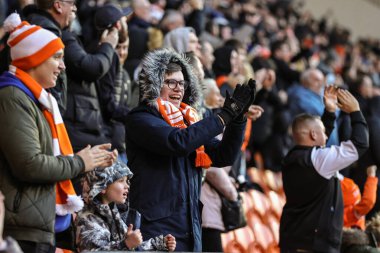 Blackpool taraftarları, 7 Ocak 202 'de Bloomfield Road, Blackpool, İngiltere' de oynanan Blackpool - Nottingham Forest maçında Blackpool 'un 21 numaralı oyuncusu Marvin Ekpiteta' nın 1-0 'lık skorunu kutluyor.