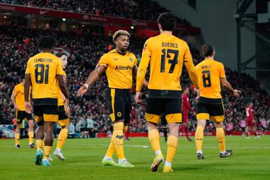Wolverhampton Wanderers 'dan Adama Traor # 37, 7 Ocak 2023' te Anfield, Liverhampton Wanderers 'a karşı oynanan Liverpool FA Cup üçüncü tur karşılaşmasında 0-1 öne geçen golcü Gonalo Guedes' i tebrik ediyor.