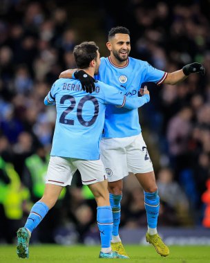 Manchester City 'den 26 numaralı Riyad Mahrez takım arkadaşlarıyla birlikte golünü kutluyor ve 8 Ocak 202' de Etihad Stadyumu 'nda Manchester City' ye karşı oynanan 3.
